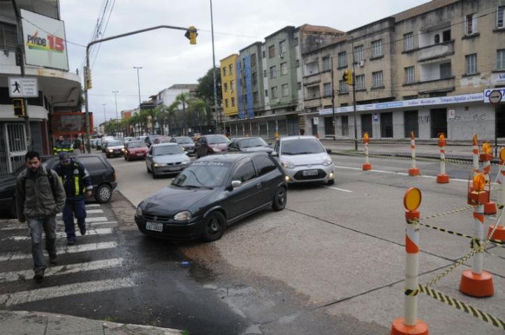 Obras do DEP em Porto Alegre deixam tr&acirc;nsito lento na Farrapos 