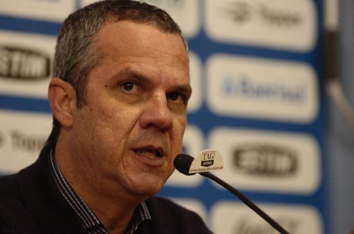 Magoado, Vicente Martins critica dirigentes por exp&ocirc;r assuntos do Gr&ecirc;mio