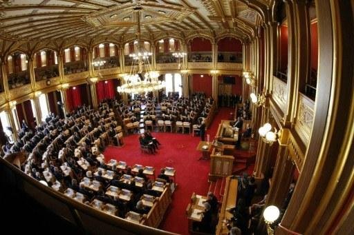 Parlamento da Noruega homenageou nesta segunda-feira as 77 v&iacute;timas dos ataques em Oslo e na Ilha de Utoya