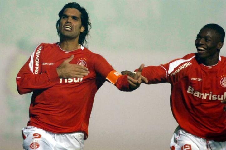 Camisa colorada especial de Fernand&atilde;o celebra 5 anos de Libertadores 