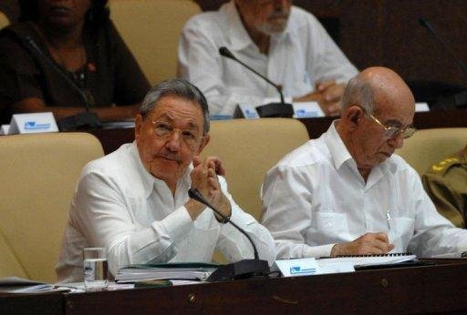 Ra&uacute;l Castro anuncia flexibiliza&ccedil;&atilde;o de viagens para cubanos