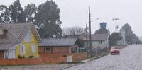 Moradores da região da Serra relataram a queda de chuva congelada na manhã desta terça-feira