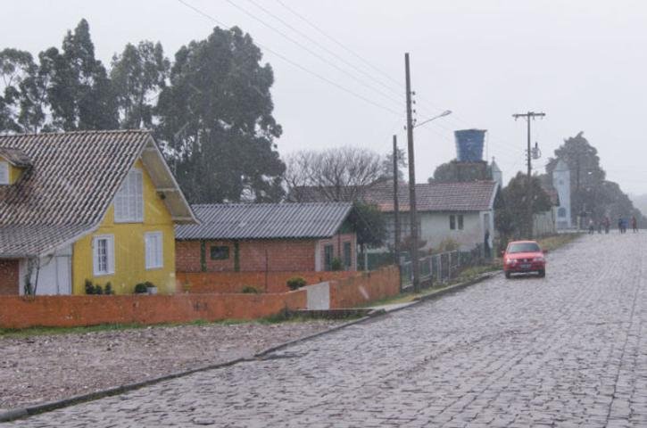 Moradores da regi&atilde;o da Serra relataram a queda de chuva congelada na manh&atilde; desta ter&ccedil;a-feira