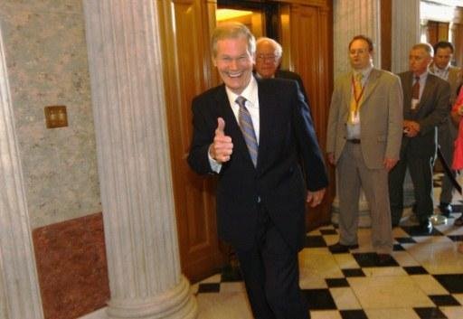 Senador Bill Nelson faz sinal positivo ap&oacute;s aprova&ccedil;&atilde;o do plano