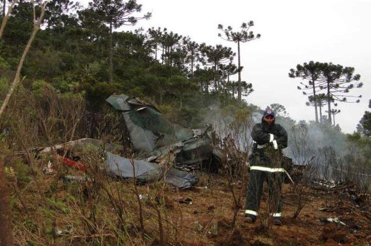Oito pessoas estavam a bordo de aeronave e Corpo de Bombeiros j&aacute; identificou cinco corpos