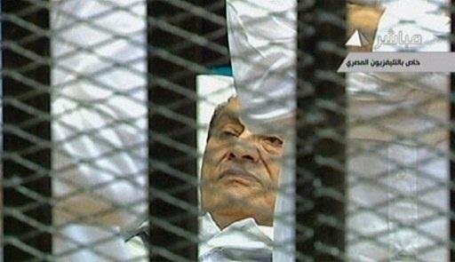 Hosni Mubarak chega de maca em julgamento no Cairo