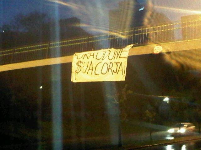 Faixa em protesto contra presidente do Gr&ecirc;mio &eacute; estendida em avenida da Capital