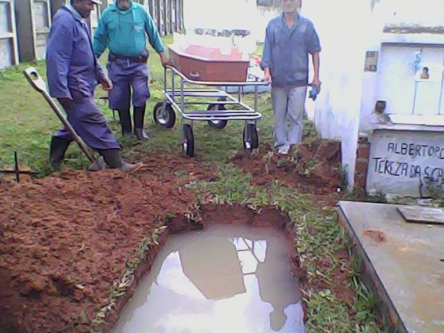 Moradores de baixa renda s&atilde;o sepultados em covas cobertas de &aacute;gua