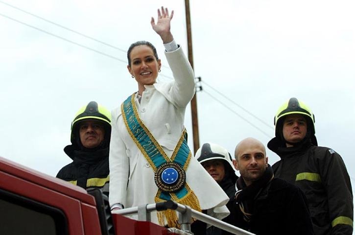 Miss Brasil desfila em caminh&atilde;o dos Bombeiros na Capital