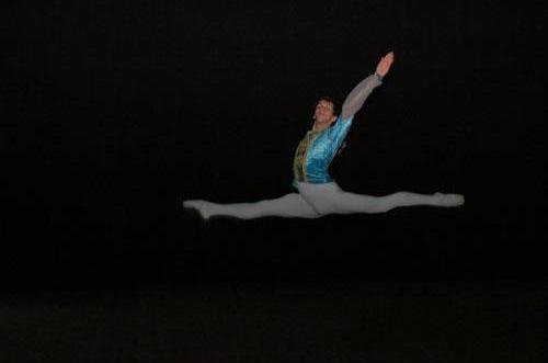 Bailarino Anderson Souza, integrante da Companhia Brasileira de Ballet, &eacute; um dos destaques do Festival