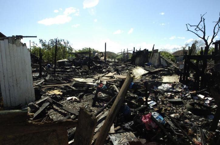 Pelo menos 30 ficam desabrigados ap&oacute;s inc&ecirc;ndio na Vila Areia