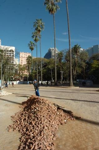 Obra da Pra&ccedil;a da Alf&acirc;ndega avan&ccedil;a em ritmo lento