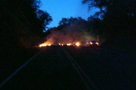 Barreira com pneus em chamas atravessou a pista no km 22,8