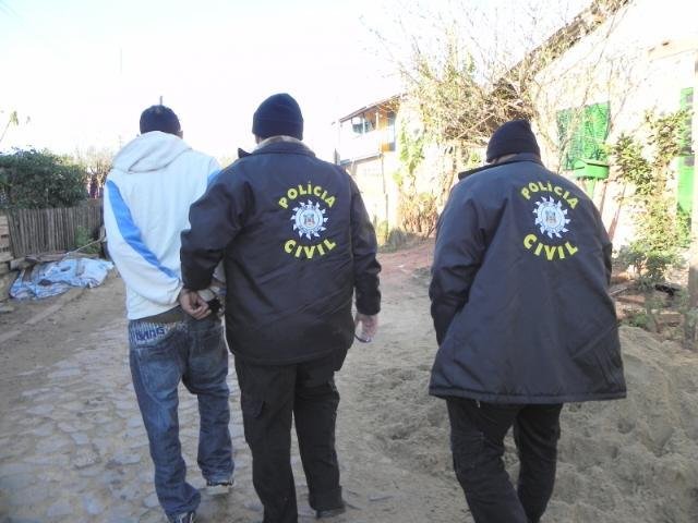 Pol&iacute;cia deflagra opera&ccedil;&atilde;o contra o tr&aacute;fico em Sapucaia do Sul