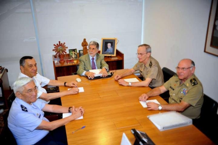 Ap&oacute;s reuni&atilde;o com militares, Amorim diz que n&atilde;o vai reinventar a roda