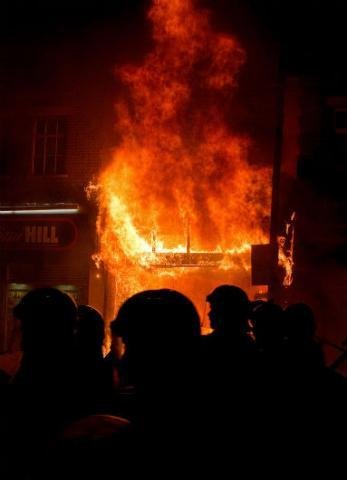 V&aacute;rias lojas tamb&eacute;m foram incendiadas