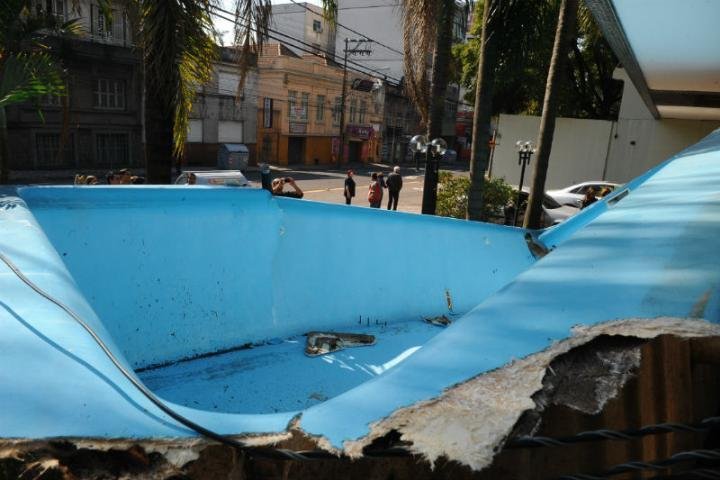 Com a ventania, a piscina foi deslocada pelo vento forte e despencou na cal&ccedil;ada, por volta das 5h30min