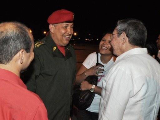 Ch&aacute;vez foi recebido por Ra&uacute;l Castro no aeroporto de Havana