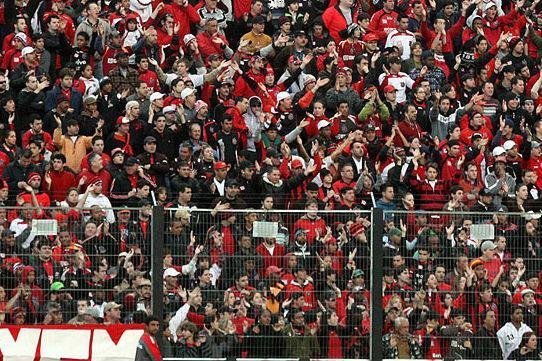 Torcida compareceu em bom n&uacute;mero ao Bento Freitas