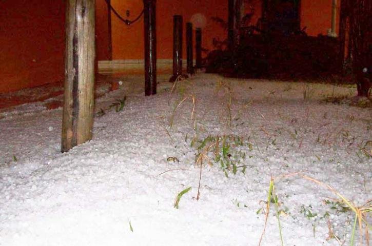 Ruas em Cambar&aacute; do Sul ficaram cobertas de pedras