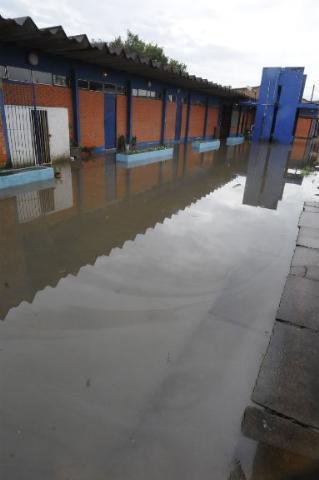 	Chuva alaga escola em Porto Alegre e alunos ficam sem aula