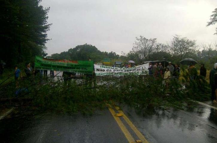 Ind&iacute;genas bloqueiam rodovias no Norte do Estado
