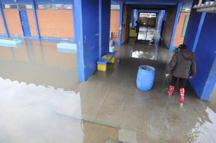 Chuva alagou escola em Porto Alegre e alunos ficaram sem aula