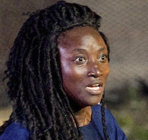 Atriz e bailarina Blandine Yam&eacute;ogo ministra uma das oficinas