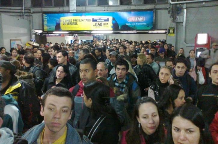 Esta&ccedil;&atilde;o Mercado ficou superlotada e port&otilde;es de acesso foram fechados
