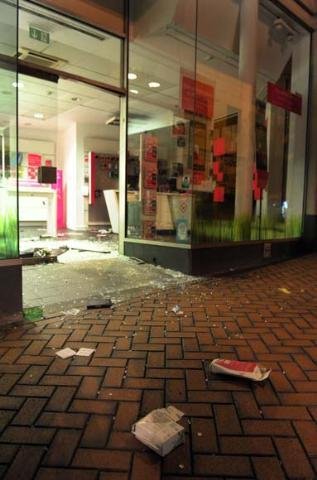 Lojas foram saqueadas e destru&iacute;das por manifestantes