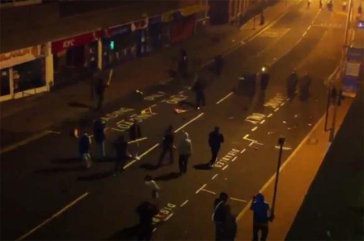 	V&iacute;deo mostra policiais recuando de ataques em Londres