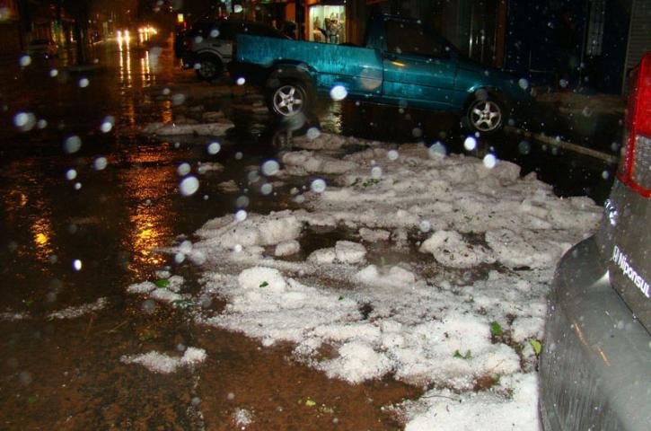 Um forte temporal com queda de granizo, que durou 15min, danificou a cobertura de grande n&uacute;mero de resid&ecirc;ncias em Frederico Westphalen