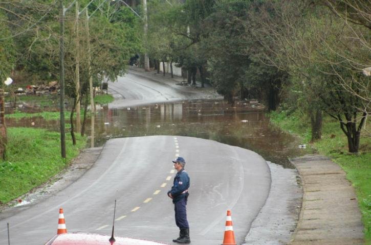 &Aacute;guas da chuva e do Rio Taquari acumularam nas ruas e estradas de Lajeado