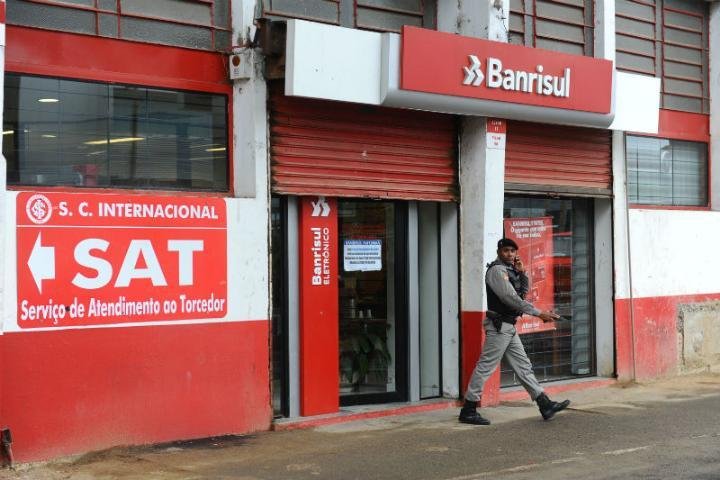 Quadrilha tenta assaltar banco no est&aacute;dio Beira-Rio