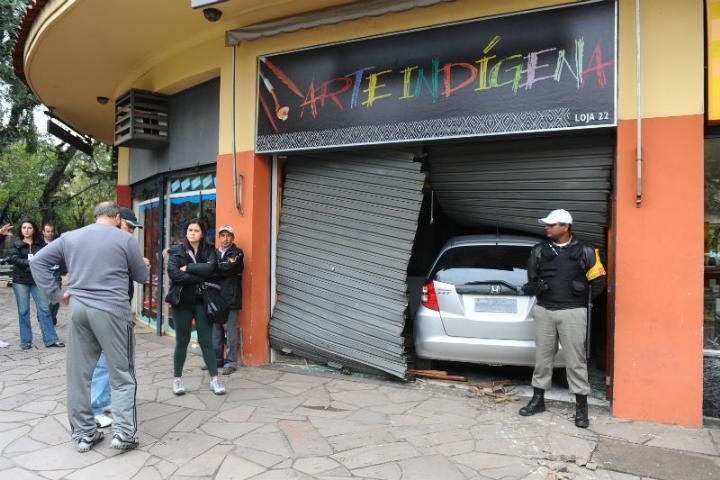 Condutora perde controle de ve&iacute;culo e invade loja no bairro Bom Fim