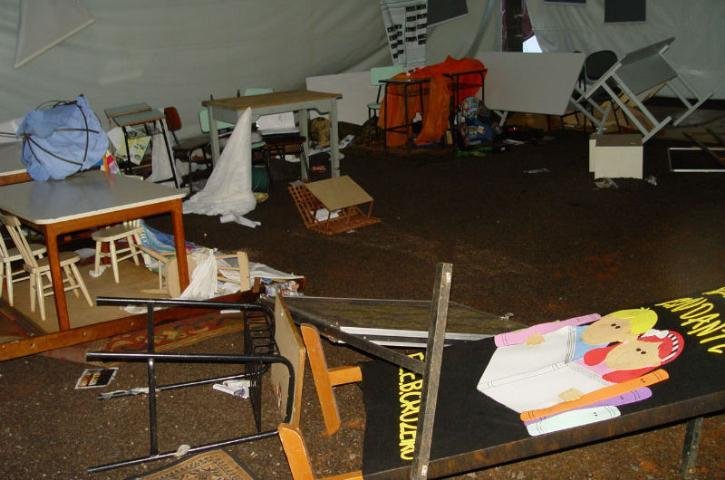 M&oacute;veis e materias da ExpoCruzeiro 2011 foram arrastados por causa do temporal