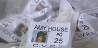 Polícia recolhe papelote de cocaína com fotos de Amy Winehouse no Rio