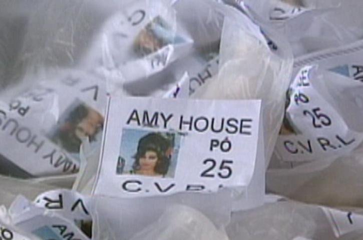 Pol&iacute;cia recolhe papelote de coca&iacute;na com fotos de Amy Winehouse no Rio