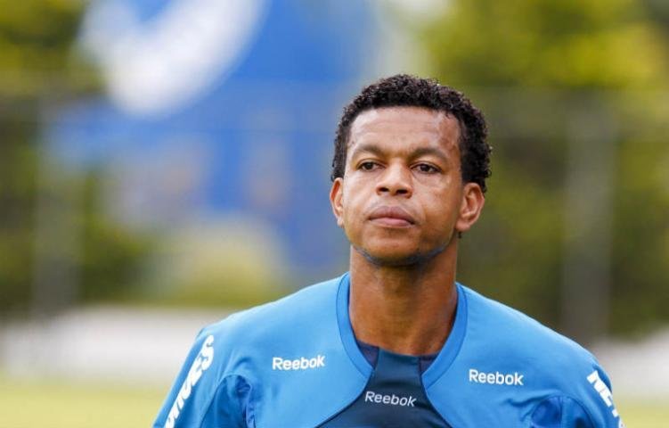 Gr&ecirc;mio contrata o zagueiro Edcarlos