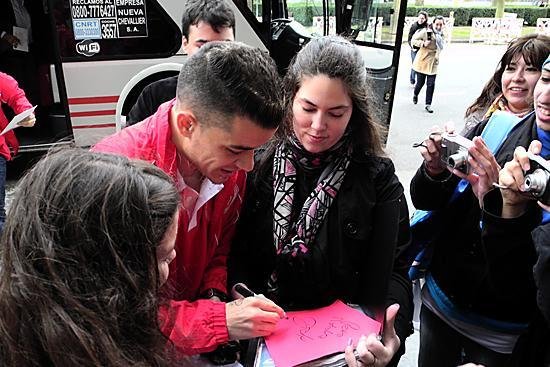 D&acute;Alessandro foi o mais procurado para entrevistas e aut&oacute;grafos no aeroporto