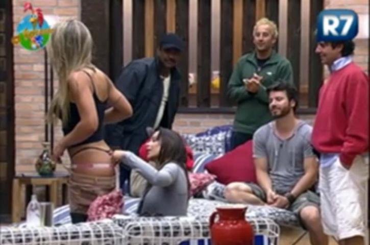 Peoas tiram medidas do bumbum e pe&otilde;es ficam loucos