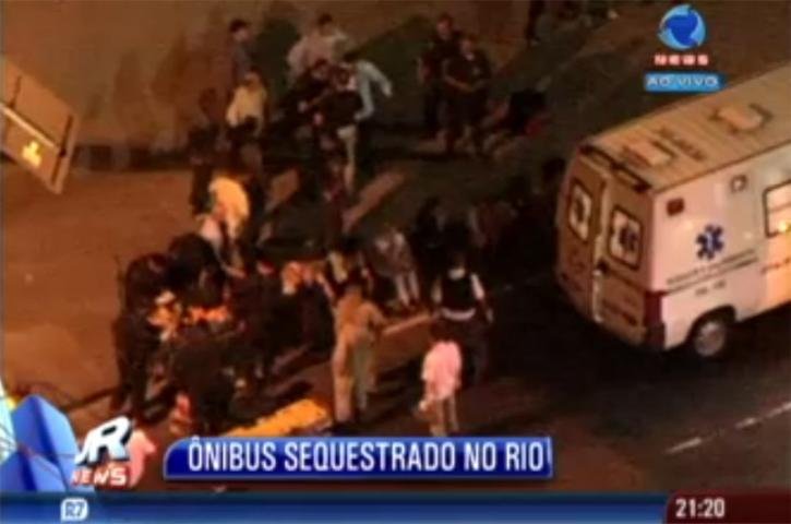 Bandidos fazem passageiros de &ocirc;nibus ref&eacute;ns no centro do Rio