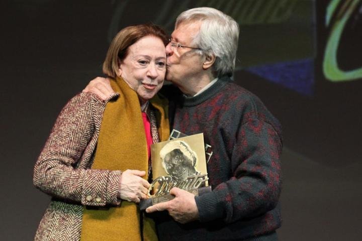 Fernanda Montenegro recebe o Trof&eacute;u Oscarito em Gramado