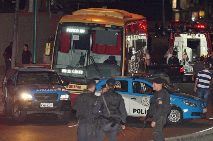 Sequestro a &ocirc;nibus termina com cinco feridos e dois presos no Rio
