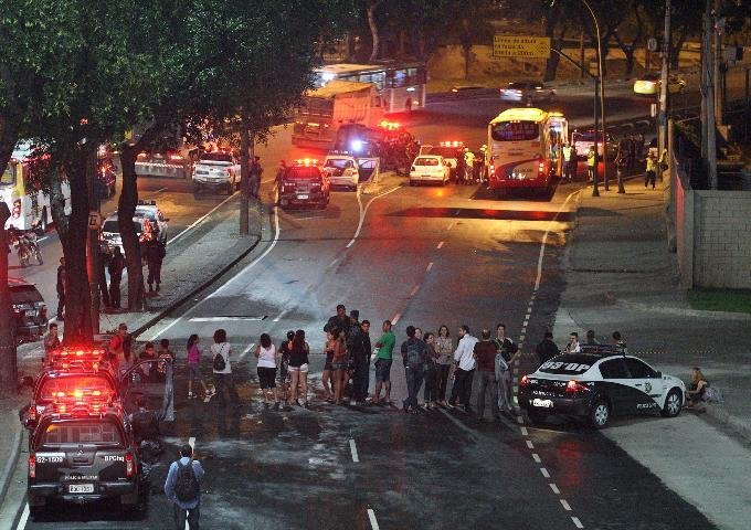 Ref&eacute;ns dizem que tiros vieram de fora do &ocirc;nibus