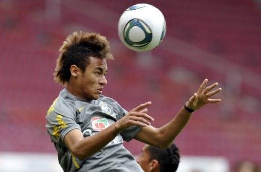Febril, Neymar vira d&uacute;vida da Sele&ccedil;&atilde;o para amistoso com a Alemanha