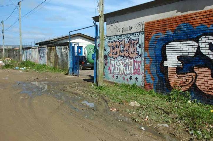Escola alagada passar&aacute; por limpeza na rede de esgoto
