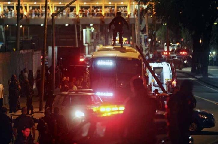 Bandidos fizeram passageiros de &ocirc;nibus ref&eacute;ns no centro do Rio