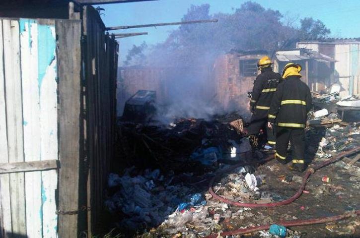Casa foi completamente destru&iacute;da pelas chamas