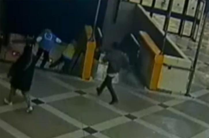 Imagens podem identificar homem que atirou em mulher no metr&ocirc;